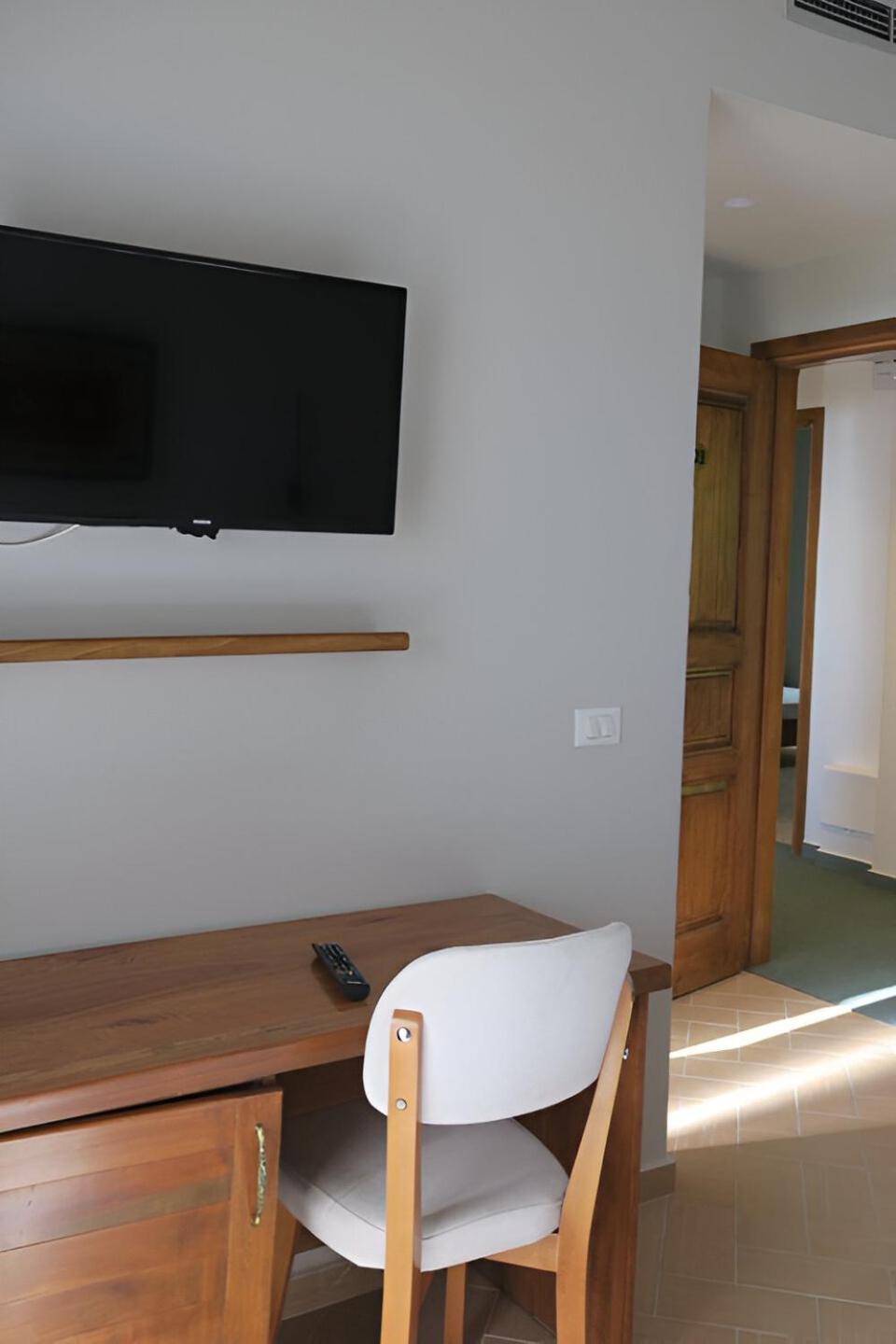Doko Hotel Radhimë Екстериор снимка