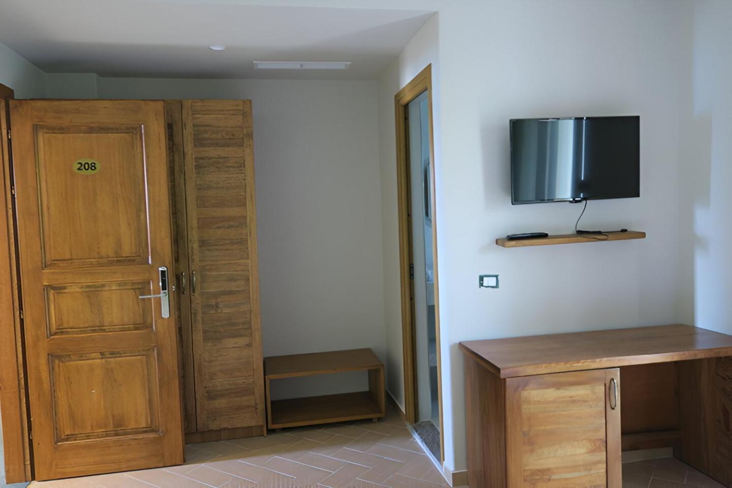 Doko Hotel Radhimë Екстериор снимка