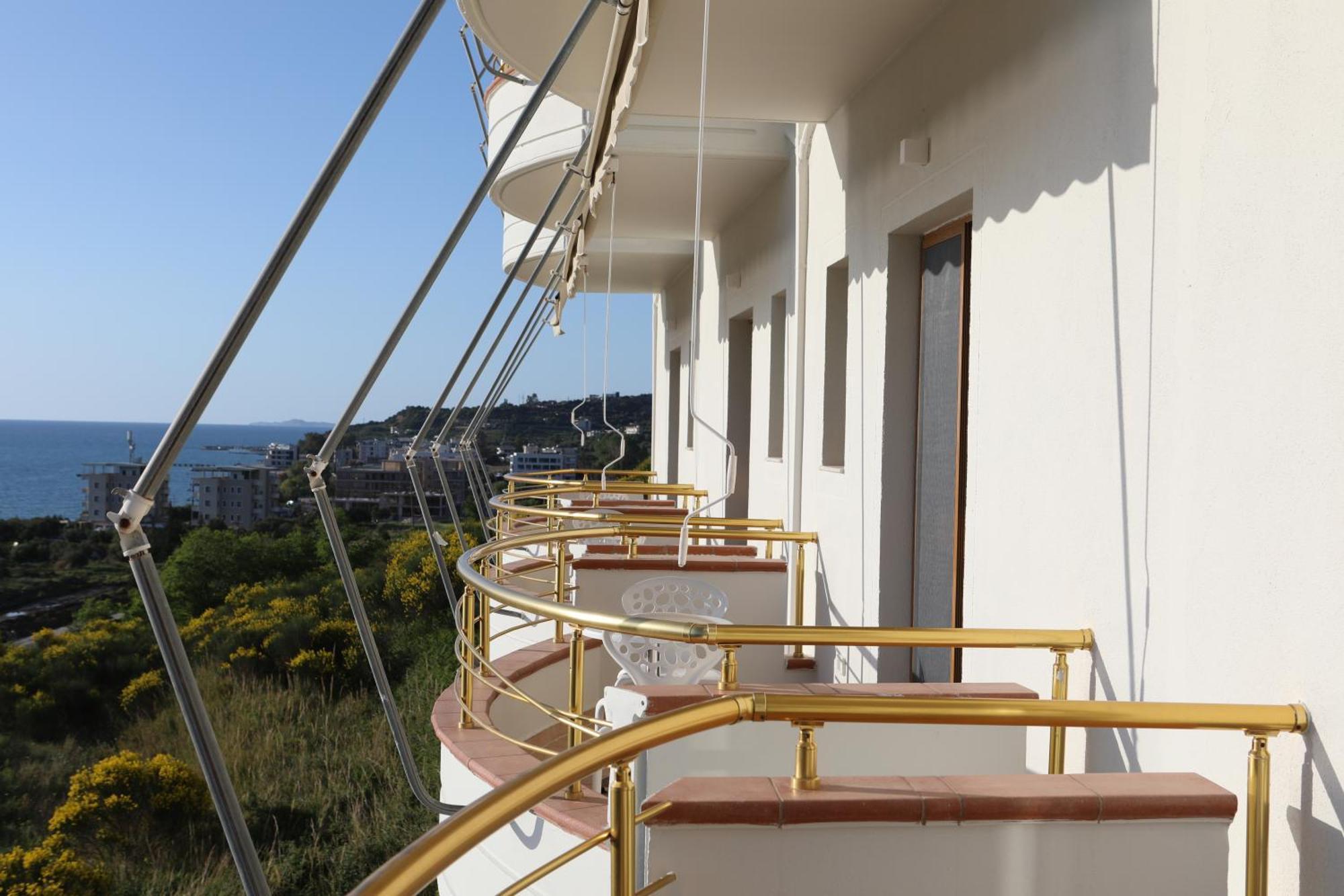 Doko Hotel Radhimë Екстериор снимка